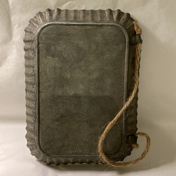 Rippled metal tin chalkboard sign with floral vase art - Picture 3 of 5